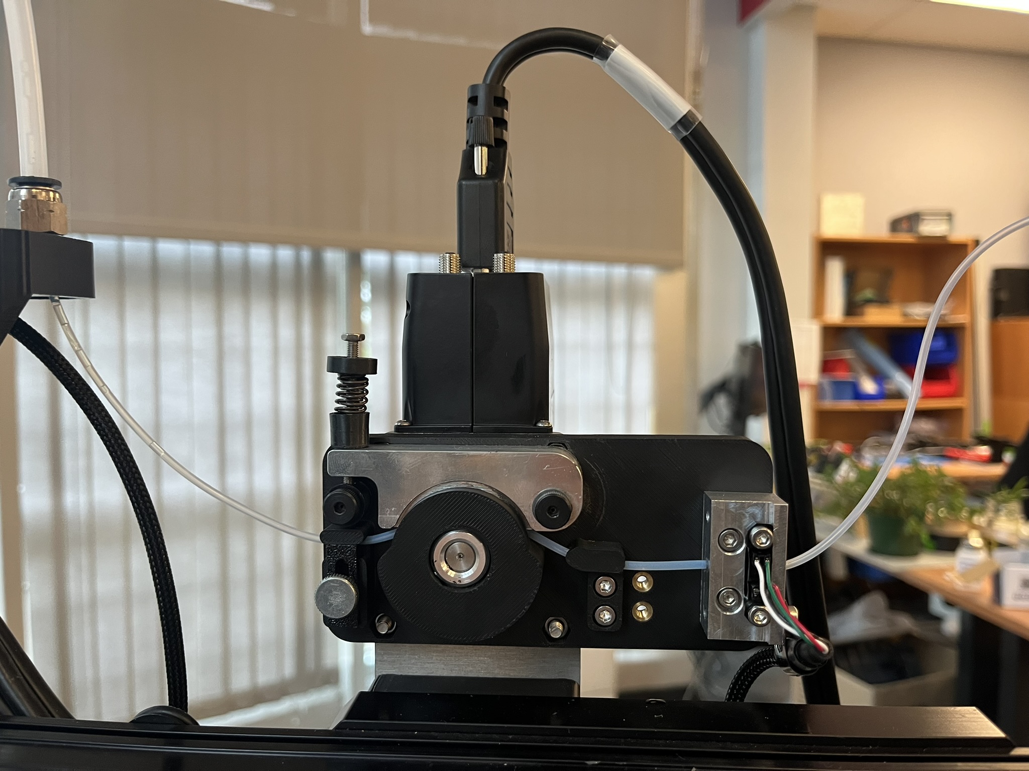 Complete pump assembly with inlet sensor